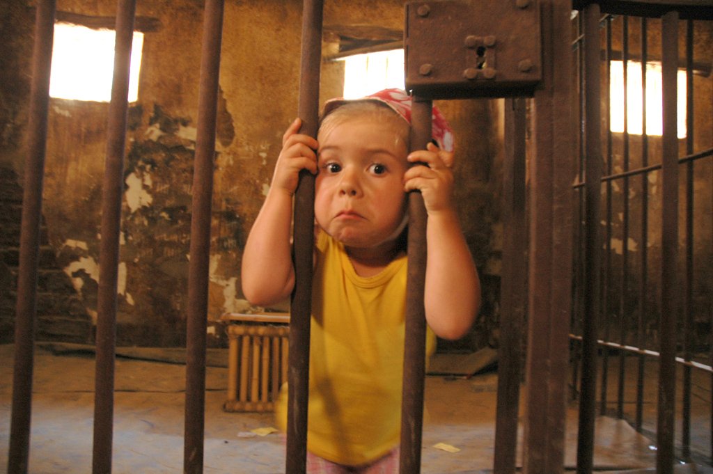 Прикол детского дома. Тюрьма для детей. Детская тюря. Ребенок за решеткой. Тюрьма для маленьких детей.