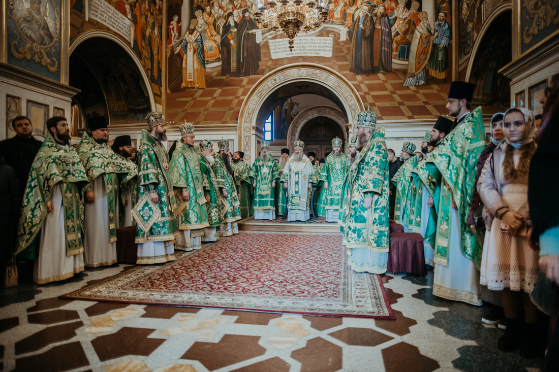 Храм старцев киево печерских. Старцы Киево Печерского монастыря. Божественная литургия в Свято-Успенской Святогорской Лавре. Празднование собора святых Киево Печерских. Церковь Святого Николая (Киево-Печерская Лавра).