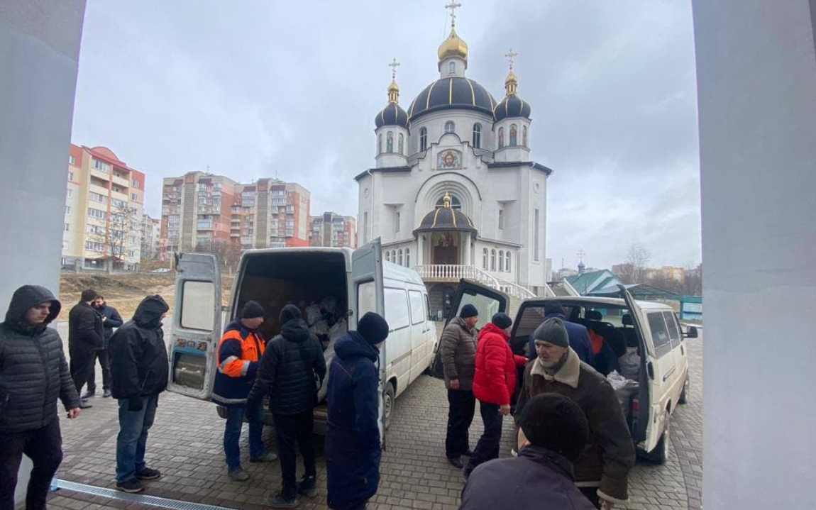 Помогли церкви. Помощь беженцам Церковь. Сбор помощи беженцам Церковь. Помочь храму. Сбор средств беженцам с Украины Патриарх.