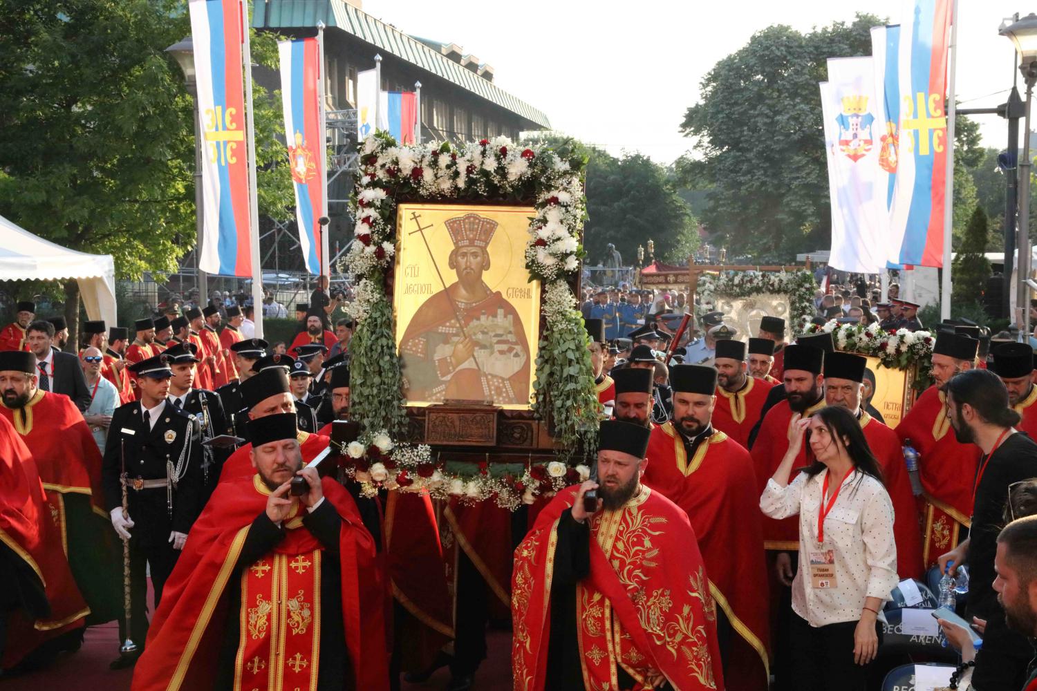 Житель белграда. Жители Белграда. Патриарх крестный ход. Русской и сербской церкви. Царский крестный ход Патриарх.