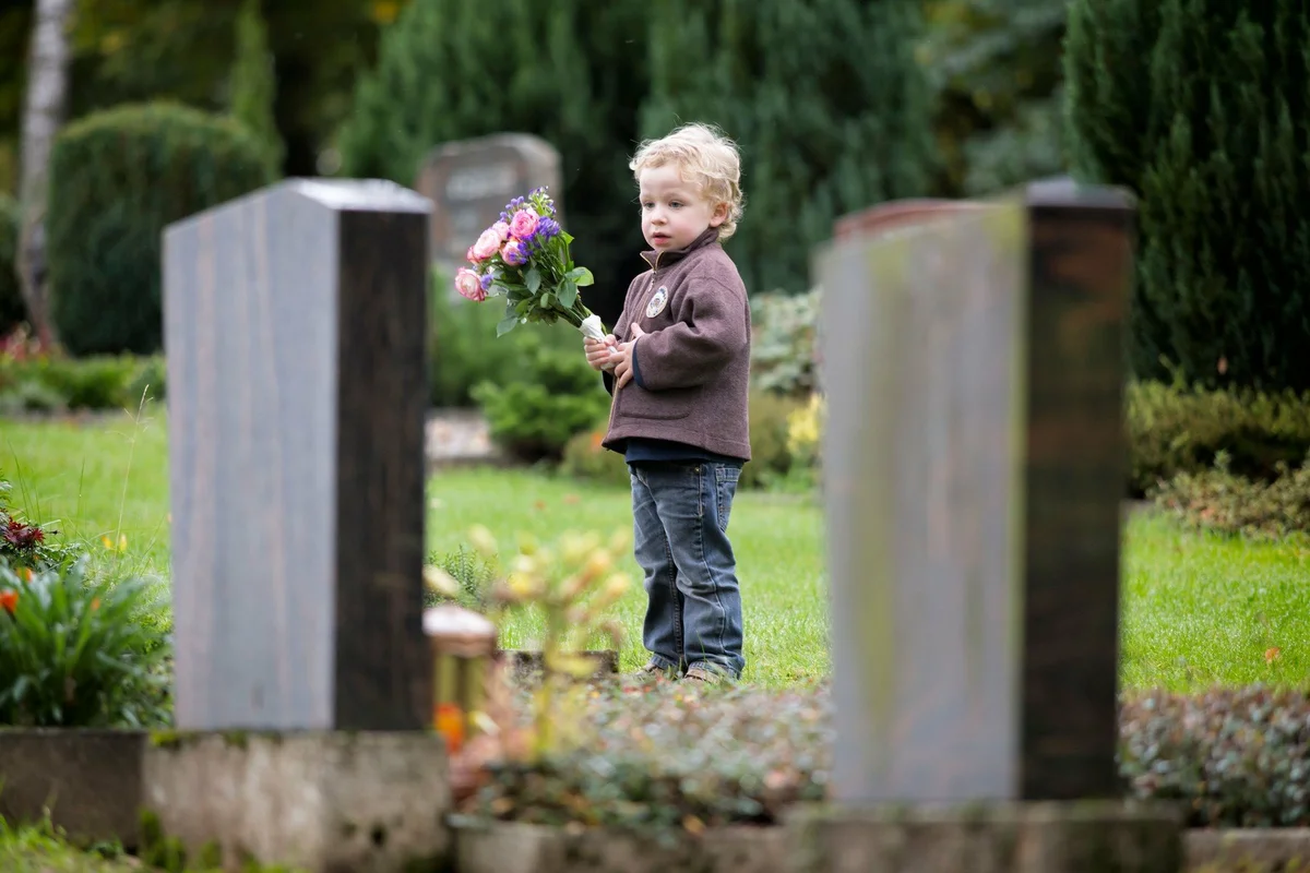 Могильная детский сад. Кладбище детей. Детские могилки на кладбище. Мальчик на кладбище. Кладбище маленьких детей.