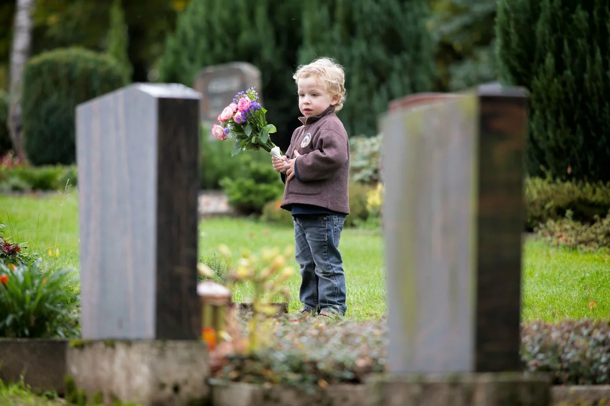 Children of the grave. Мальчик на кладбище. Кладбище детей. Детские могилки на кладбище. Кладбище маленьких детей.