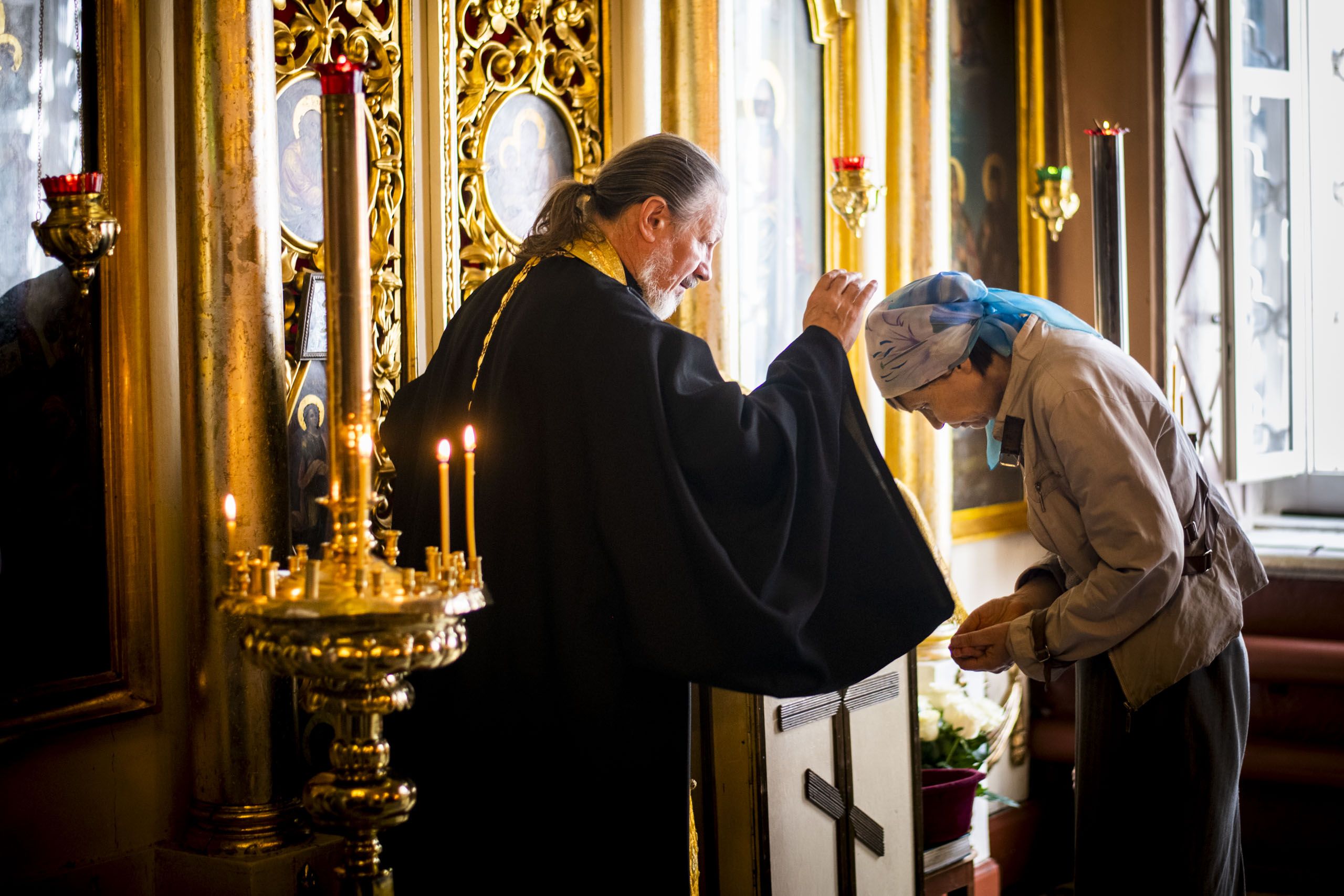 Поведения в православном храме. Православная Церковь. Батюшка благословляет. Человек молится в храме. Благословение священника.