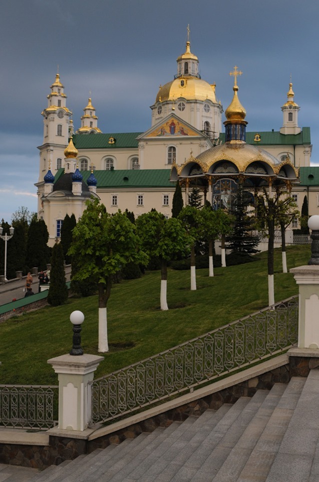 Успенский собор Почаевской Лавры снаружи