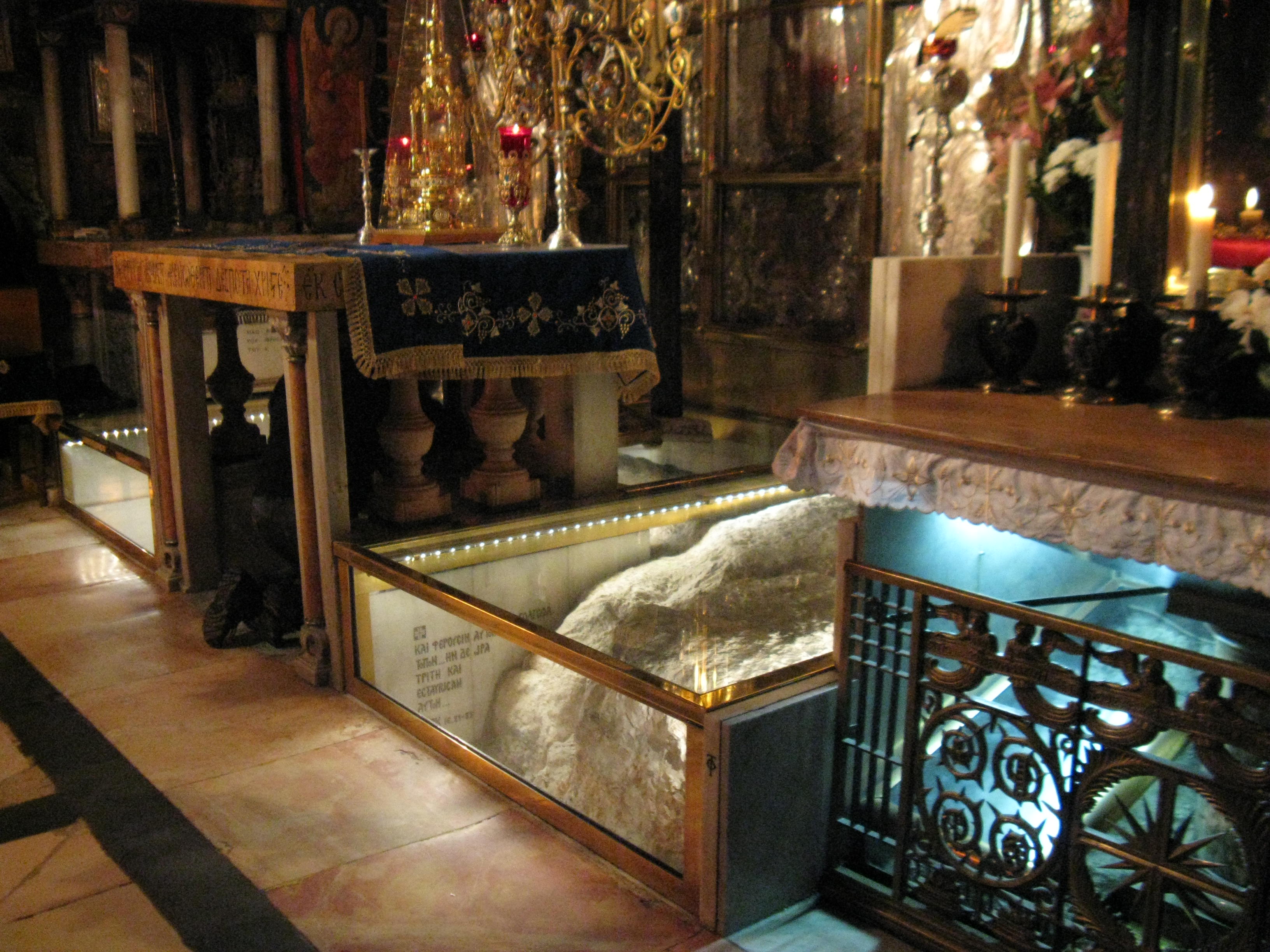 гробы в храме