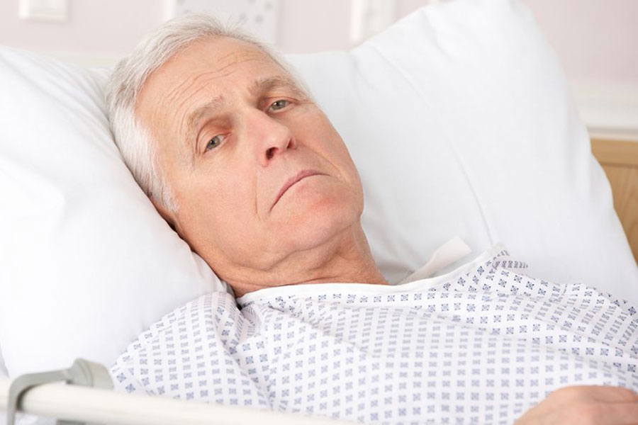 Тяжелое состояние родственника. Пациент в постели. Больной пациент. Пожилой мужчина на кровати в больнице. Больной в постели.