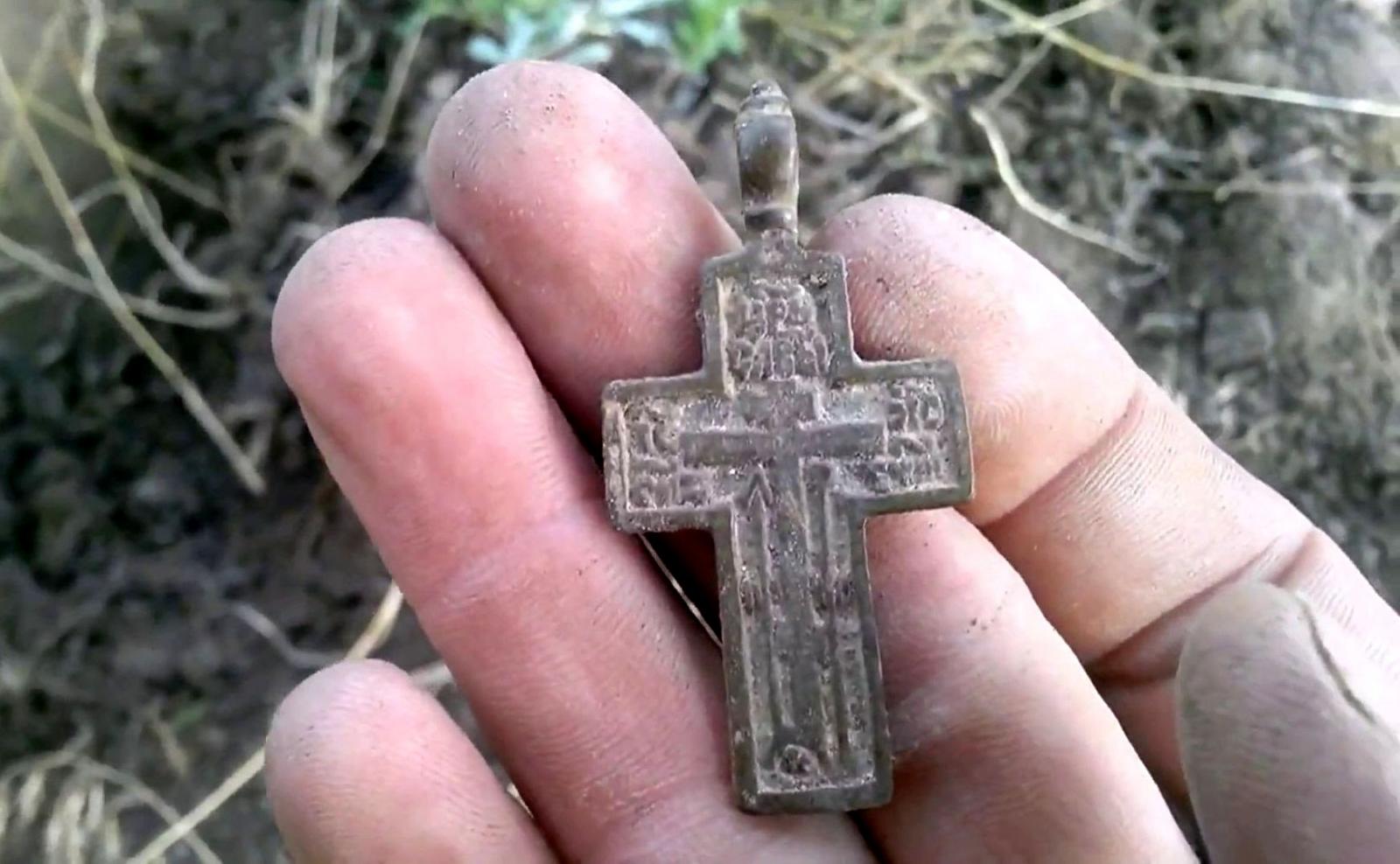 Установка креста на могиле согласно христианским ритуалам | ПАМЯТНИКИ irhidey.ru