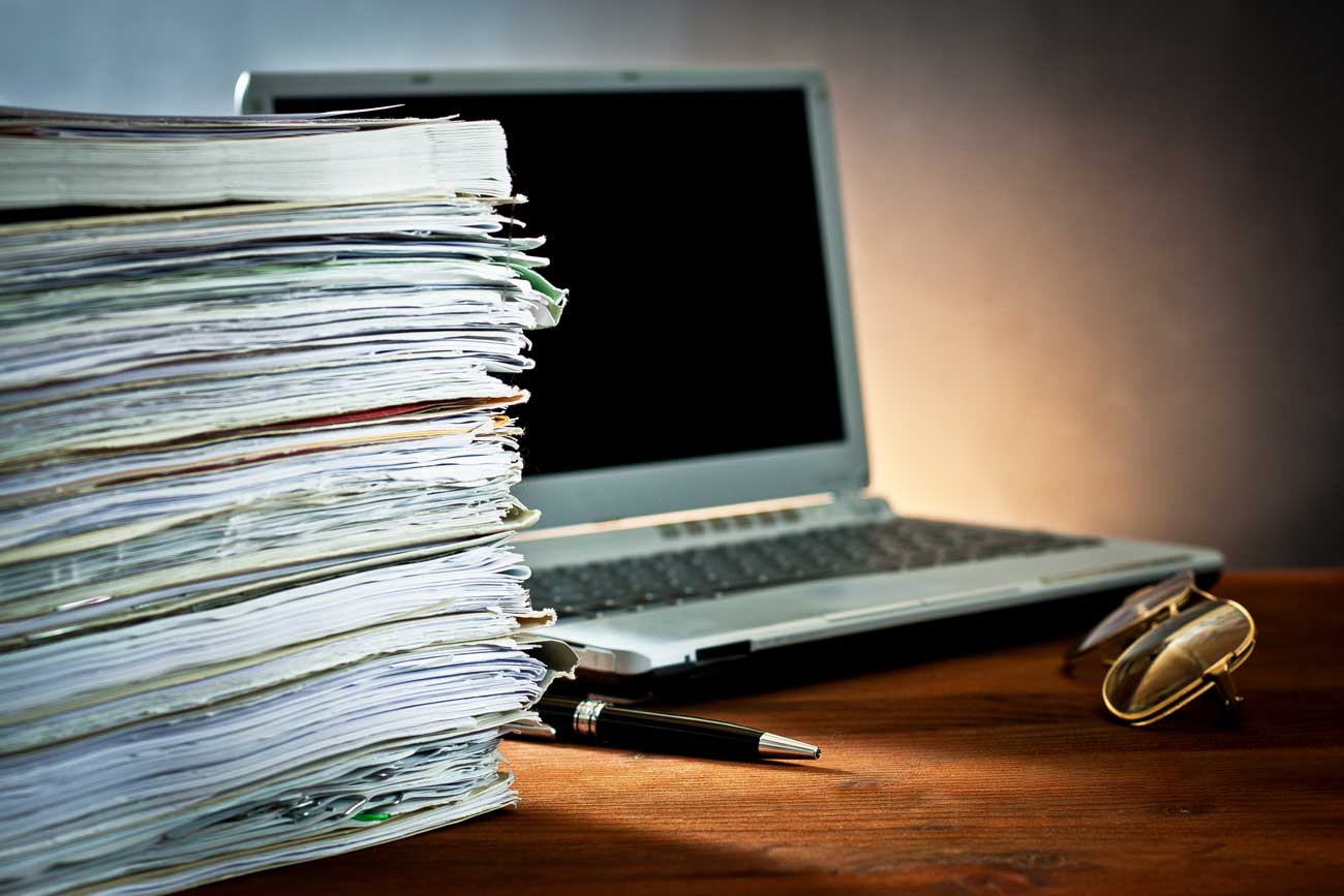 Paper на пк. Ноутбук и бумаги. Бумаги на столе. Ноутбук документы. Документы компьютер.