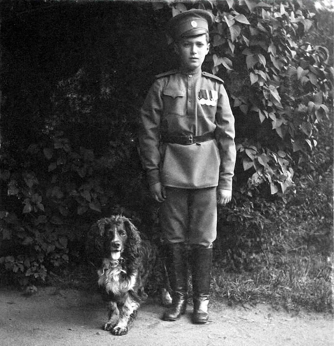 Царевич Алексей Николаевич Романов с собакой