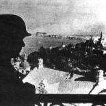 Немецкий часовой на лаврской колокольне, на Днепре горит Наводницкий мост, 20 сентября 1941 года. Фотография из журнала Volkischer Beobachter